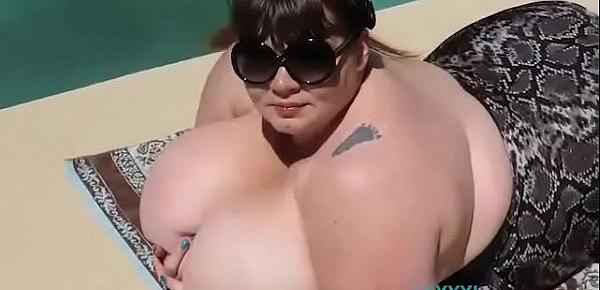  Sexy SSBBW Lexxxi Luxe Teases Pool Guy By Going Topless